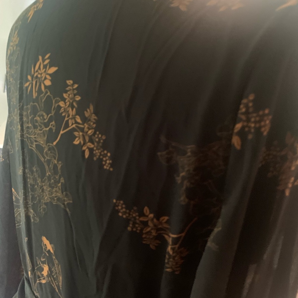 Elegant dress with collar and pleats
